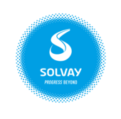 Logotipo de Solvay en azul, con el lema "Progress Beyond" debajo.