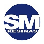 Logotipo con las letras "SM" grandes y debajo "RESINAS" en un círculo azul.